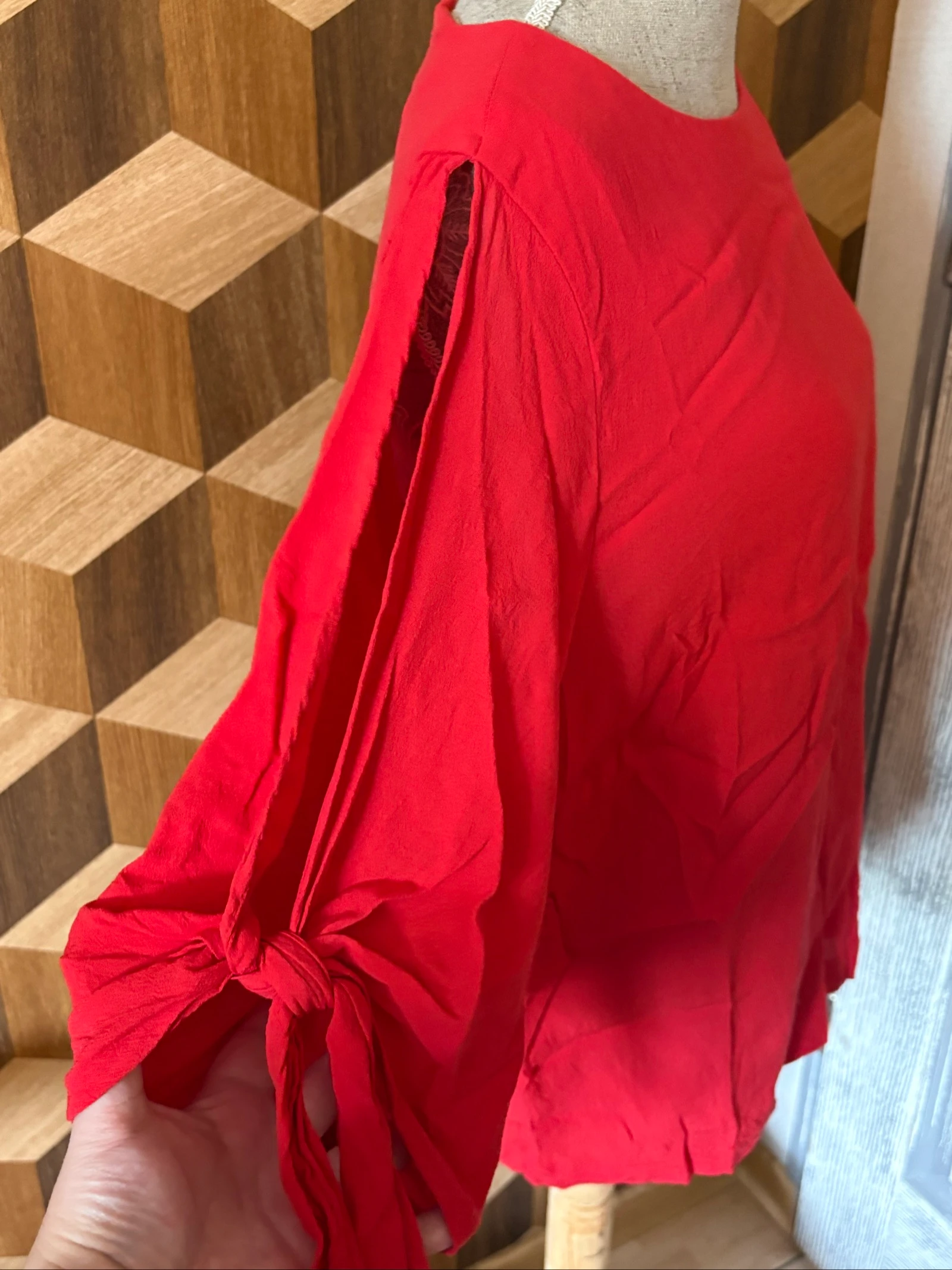 Blouse rouge épaules dénudées 